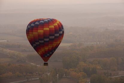 Un globo aeroestático sobrevuela este miércoles Aranjuez, donde entre el 27 y el 29 de noviembre se celebrará la XVIII Copa del Rey de aeroestación.