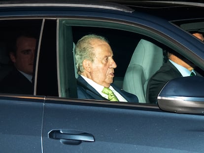 El rey emérito, Juan Carlos I, a su salida del Palacio de El Pardo de Madrid, la noche de este martes.