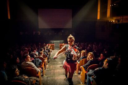 La violinista Judith Mateo tocando en el concierto ofrecido en el Teatro Real de Madrid en las navidades de 2017.