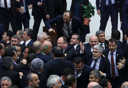 Un grupo de diputados del partido gobernante AK y la principal oposición —el Partido Popular Republicano— (CHP) se pelean durante un debate sobre los cambios constitucionales propuestos en el Parlamento turco en Ankara (Turquía).