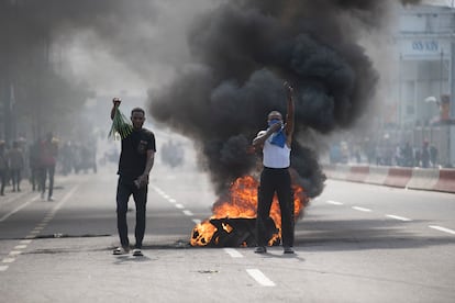 La gente protesta en Kinshasa, este martes, contra los avances de los rebeldes del M23, respaldados por Ruanda, hacia Goma.