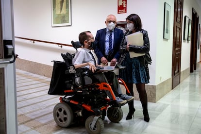 Los portavoces del grupo socialista, Adriana Lastra y Rafael Simancas, con el portavoz de Unidas Podemos, Pablo Echenique, este martes en el Congreso.