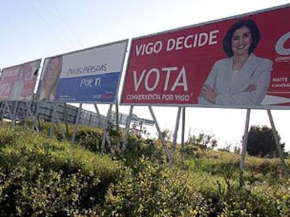 Vallas electorales en Vigo con candidaturas independientes entre carteles de PP y PSOE.