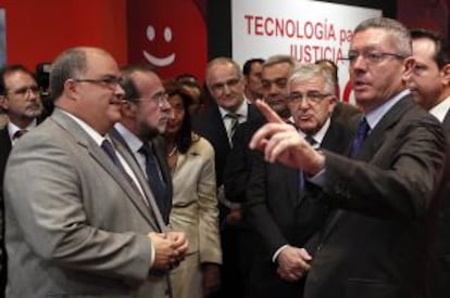 Alberto Ruiz-Gallard&oacute;n, junto al presidente del Poder Judicial, Gonzalo Moliner (a su derecha), y el vicepresidente Fernando de Rosa (a la izquierda).