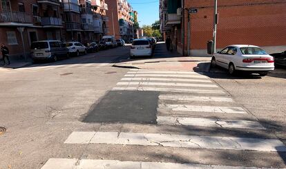 Bache reparado en el paso de cebra del cruce de las calles de Luis Ruiz con Río Nervión, en Madrid.