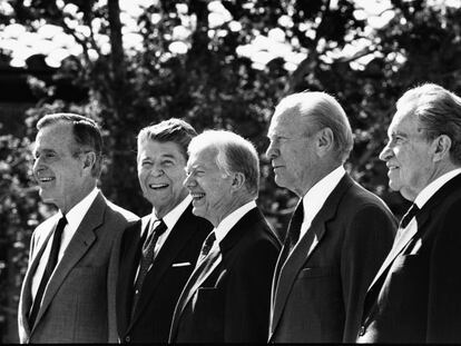Los presidentes George H. W. Bush, Ronald Reagan, Jimmy Carter, Gerald Ford y Richard Nixon, en Simi Valley (California) en 1991. 