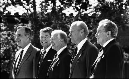 Los presidentes George H. W. Bush, Ronald Reagan, Jimmy Carter, Gerald Ford y Richard Nixon, en Simi Valley (California) en 1991. 