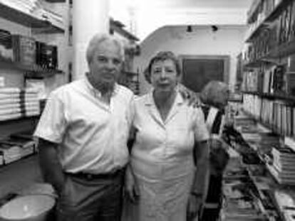 B 35967 - (20.7.2000) - Color - P A R A L A H O R M A - El escritor Juan Marsé en la libreria "Arrels" - Foto : Tejederas -