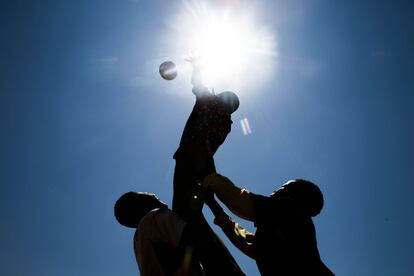 Los jugadores de Soweto Rugby School Academy (SRSA) , una de las tres escuelas de rugby de Soweto, suburbio de Johannesburgo que alberga a más de 1.3 millones de personas. Fundada en 2016, la SRSA recibe anualmente a unos 250 estudiantes de entre 8 y 19 años, de los cuales casi 50 son niñas. La fotografía, en la que los alumnos de la escuela practican cómo hacer una línea, fue tomada este miércoles, 6 de noviembre.