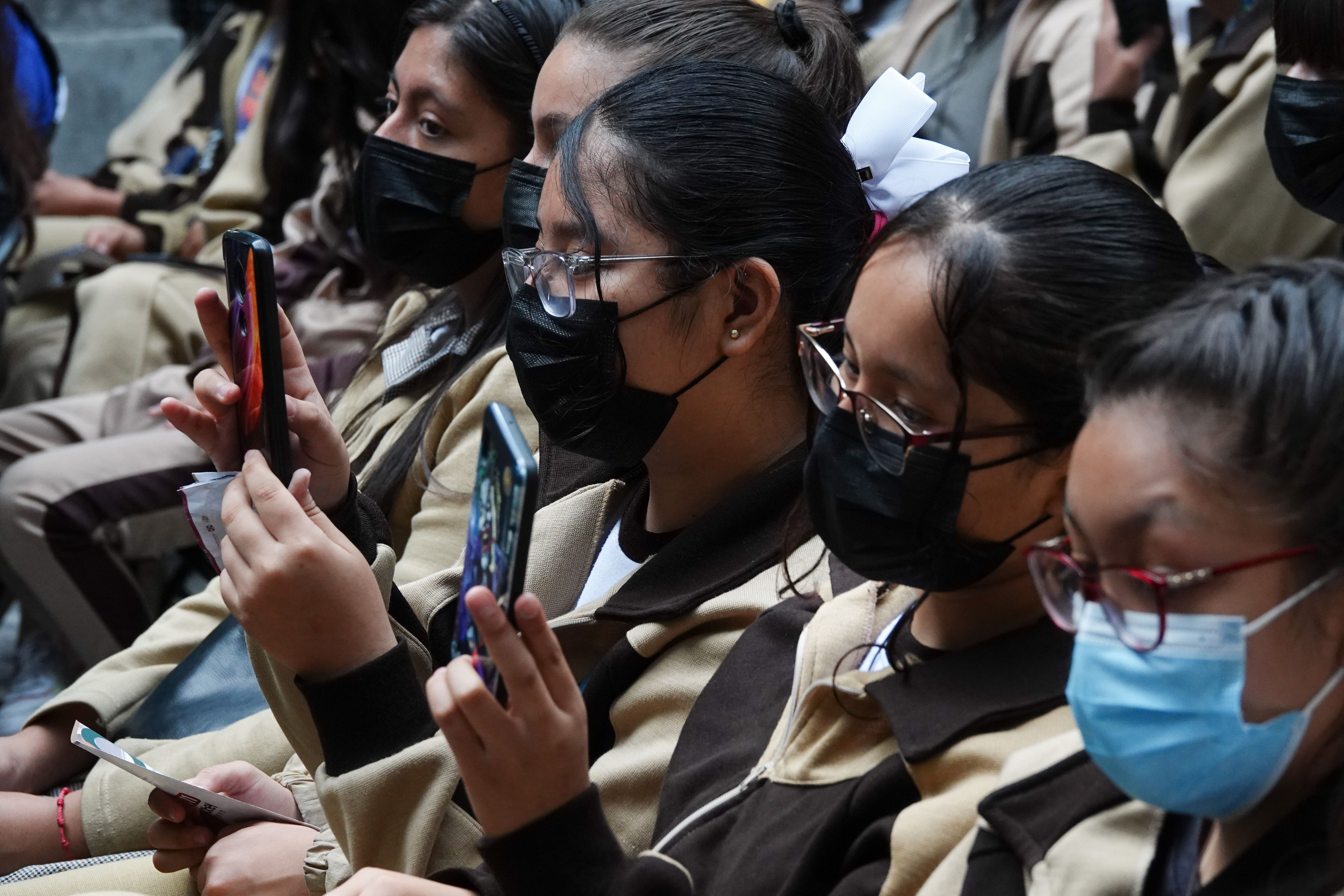 Ciudad de México prohíbe celulares en primarias y secundarias: qué dice la reforma y cuándo entra en vigor