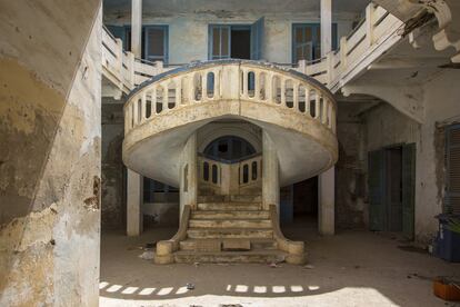 Las célebres dobles escaleras circulares de Saint Louis se sitúan en una propiedad que pertenecía a las hermanas de Saint Joseph de Cluny, y posteriormente al Servicio de Impuestos. Desde 2004 están en mal estado de conservación, lo que es deplorado por numerosos turistas que se acercan para apreciarlas entre las rejas cerradas de la puerta exterior del edificio.