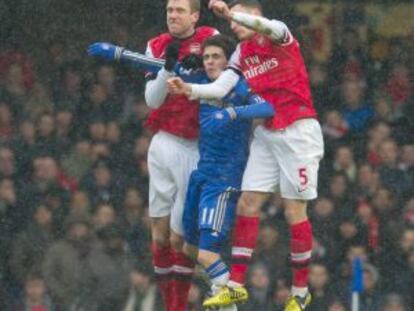 Oscar salta junto a Vermaelen y Mertesacker