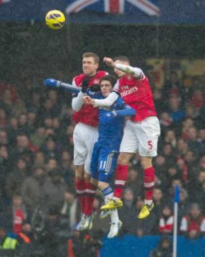 Oscar salta junto a Vermaelen y Mertesacker