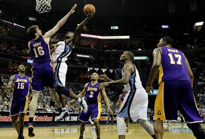 Pau Gasol, de los Lakers, intenta taponar un tiro de Tony Allen, de los Grizzlies.