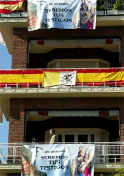 Todo listo en Madrid para recibir al Papa, que visita España por quinta vez. Centenares de balcones de la ciudad, en especial los ubicados en las calles por las que pasará Juan Pablo II, han amanecido engalonados con banderas y carteles alusivos. <i>Seremos tus testigos</i> es el lema más repetido.