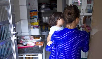 A venezuelana Vitória deixou o presídio quando o filho, a quem deu à luz no cárcere, tinha seis meses