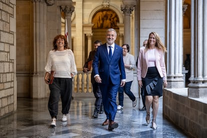 El alcalde de Barcelona, Jaume Collboni se dirige al Saló de Cent flanqueado por sus tenientes de alcalde, para hacer balance de su medio mandato ante entidades y empresarios de la ciudad.