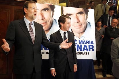 El presidente Mariano Rajoy y su antecesor Jos&eacute; Mar&iacute;a Aznar, en el acto de presentaci&oacute;n de la primera parte de las memorias del expresidente, en noviembre del a&ntilde;o pasado, en Madrid.