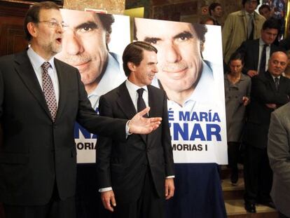 El presidente Mariano Rajoy y su antecesor José María Aznar, en el acto de presentación de la primera parte de las memorias del expresidente, en noviembre del año pasado, en Madrid.