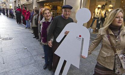 Cientos de ciudadanos han participado hoy en la cadena humana 'Enlaza Vigo', que se ha iniciado a la entrada principal del Museo MARCO y ha continuado por las calles de la ciudad gallega hasta llegar al Ayuntamiento. A lo largo de la cadena se han ido colocando siluetas blancas de mujer en recuerdo de las víctimas de la violencia machista que ya no están al haber sido asesinadas por sus parejas o exparejas.