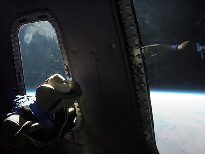 Imagen del espacio en el vuelo realizado por Blue Origin con el maniquí bautizado como 'Skywalker'.