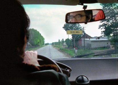 Claude Lanzmann, al volante de su coche en la entrada de Treblinka (Polonia), en julio de 1978. La imagen pertenece al documental 'Je n’avais que le néant – 'Shoah' par Lanzmann'.