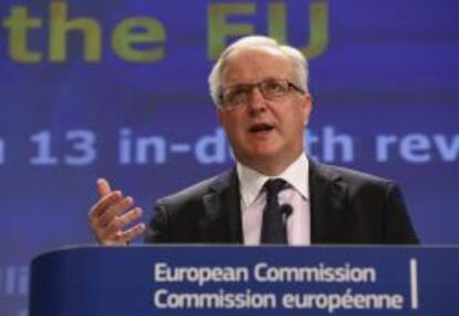 El comisario de Asuntos Econ&oacute;micos y Financieros de la UE, Olli Rehn, ofrece una rueda de prensa sobre las conclusiones de la revisi&oacute;n del desequilibrio macroecon&oacute;mico en la sede de la Comisi&oacute;n Europea en Bruselas (B&eacute;lgica). 