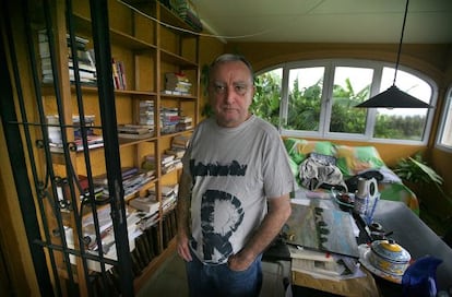 El escritor Rafael Chirbes, en su estudio de Beniarbeig (Alicante) en 2008.