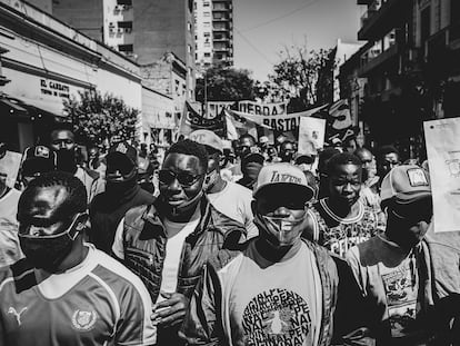 Fotografía de la serie 'La tierra quema adentro', que retrata las protestas de la comunidad senegalesa en Argentina.