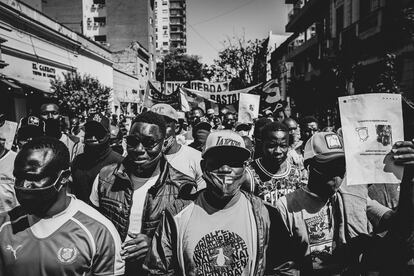 Fotografía de la serie 'La tierra quema adentro', que retrata las protestas de la comunidad senegalesa en Argentina.