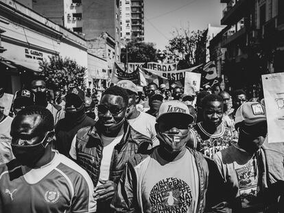 Fotografía de la serie 'La tierra quema adentro', que retrata las protestas de la comunidad senegalesa en Argentina.