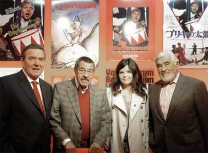 Gerhard Schroeder, Günter Grass, la escritora Julia Franck y el actor Mario Adorf (de izquierda a derecha)