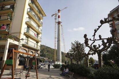 Imagen de la chimenea de la central térmica de Pasaia vista desde las calles de Lezo.