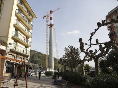 Imagen de la chimenea de la central térmica de Pasaia vista desde las calles de Lezo.