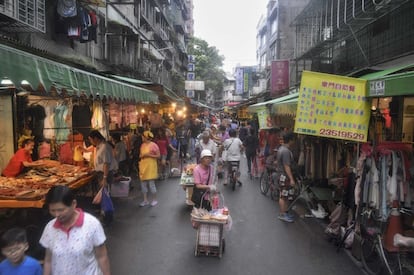 Alejado de las rutas turísticas, a pesar de su cercanía a Yongkang, el carril 75 de la calle Linyi acoge todas la mañanas uno de los clásicos mercados tradicionales que se pueden encontrar por muchas zonas de la ciudad. Una experiencia de lo más pintoresca para el viajero.