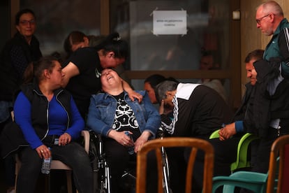 Una mujer llora en el exterior del hospital de Kocani, este domingo.