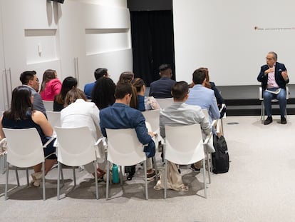 Fernando Carillo conversa con un grupo de Jóvenes líderes americanos, programa de la Fundación Carolina.