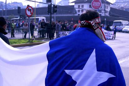 Heriberto José Teuquil, longko (líder) mapuche, marcha por las calles de Puerto Montt junto a los vecinos y miembros de su comunidad, para exigir una solución duradera a la crisis ecológica que respete el mar y garantice un futuro sostenible para su región.