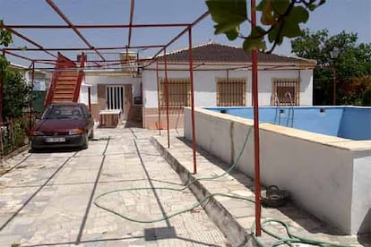 Patio de la casa donde ha sido detenido hoy Juan Carlos G.L, acusado de matar a tiros al hijo de su compañera y herir a ésta.