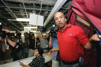 El alcalde Ray Nagin, tras emitir ayer su voto.