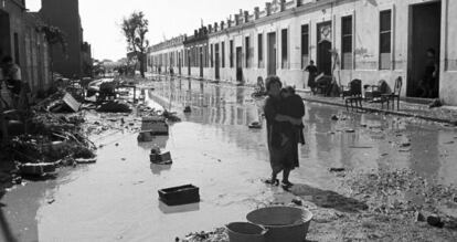 Vecinos afectados por el desbordamiento del río Turia en 1957.