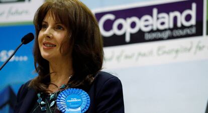 La candidata conservadora Trudy Harrison este jueves en Copland (Reino Unido)