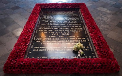 Las flores del ramo de Meghan, duquesa de Sussex, descansan en la tumba al soldado desconocido de la Abadía de Westminster.