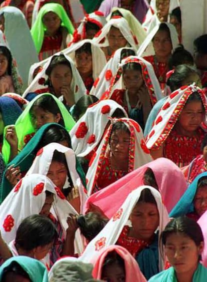 Mujeres tzotziles de varios credos, en una ceremonia en Chiapas.