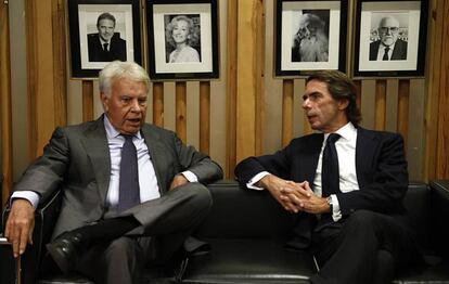Felipe González y José María Aznar, el pasado mes de septiembre en el debate sobre el 40º aniversario de la Constitución en Madrid.