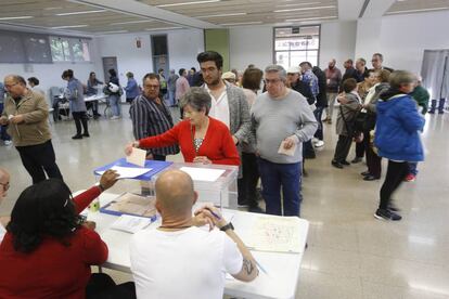 Cua per votar al Centre Cvic Montserrat Roig, a Terrassa.