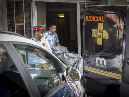 Els Mossos retiren els cossos de la mare i la filla assassinades.