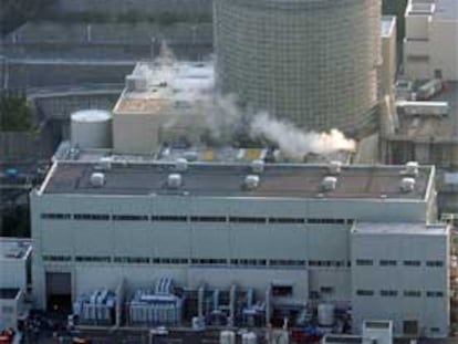 Las instalaciones de la central nuclear de Mihama, en Japón, de las que ayer salía el vapor provocado por el accidente.