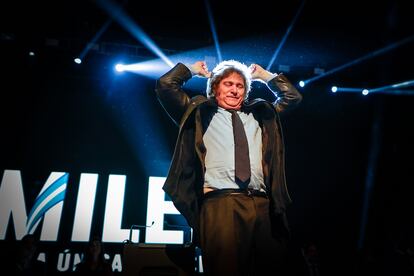 El candidato presidencial Javier Milei celebra con sus seguidores el cierre de su campaña, en el Movistar Arena en Buenos Aires este miércoles.