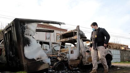 Un policía observa los destrozos provocados por manifestantes frente a la municipalidad de Ercilla, en la Araucanía chilena, el 2 de agosto de 2020.